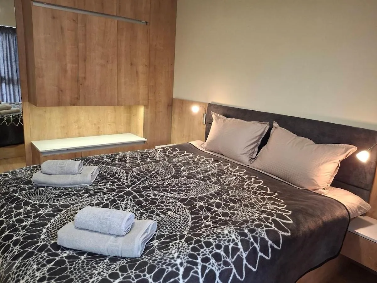 Woodsy Views 1 Bedroom Apartment Μπάνσκο